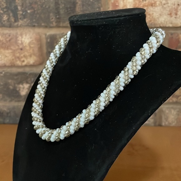 Vintage white and champagne beaded collar necklace - Picture 2 of 5